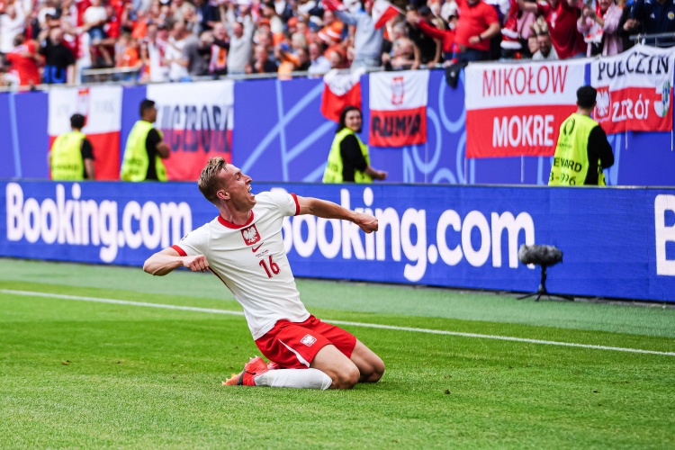波兰自2012年欧洲杯揭幕战之后，首次在小组赛上半场完成进球